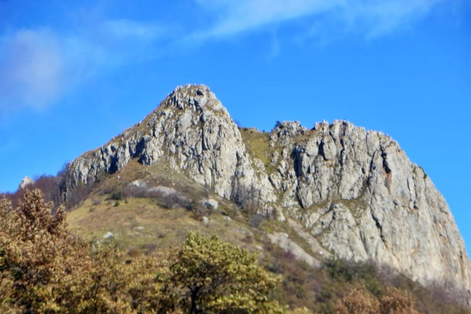 Treska je vrh na južnom delu ogromnog masiva Kopaonika, izdiže se iznad Lukovske Banje. Njen stenoviti dvozubac, njene dve oštre stene, razdvojene malim prevojem i na Kopaoniku je jedinstven. Simbol oblasti Toplica, pijedestal juga Srbije.  