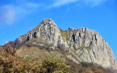 Treska je vrh na južnom delu ogromnog masiva Kopaonika, izdiže se iznad Lukovske Banje. Njen stenoviti dvozubac, njene dve oštre stene, razdvojene malim prevojem i na Kopaoniku je jedinstven. Simbol oblasti Toplica, pijedestal juga Srbije.  